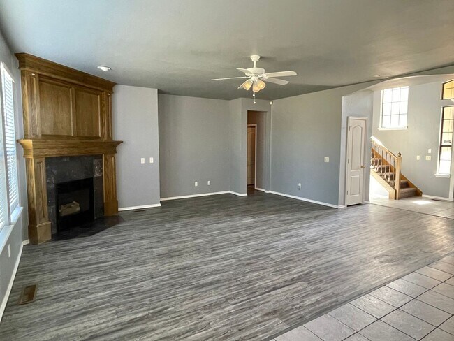 Foto del edificio - Large 3 Bed 3 Bath Home with an Office in ...