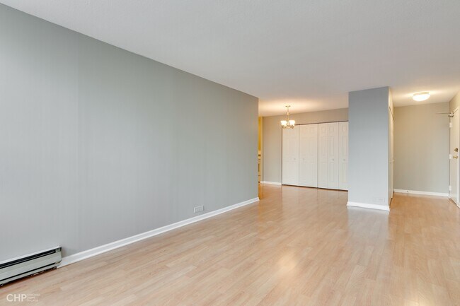 Dining Room - 2740 N Pine Grove Ave