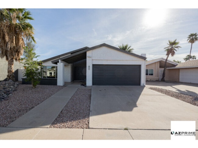 Building Photo - Stylish Living in this 4/2.5 Scottsdale House!