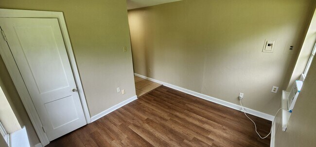 Building Photo - 1 Bedroom 1 Bath Duplex on quiet street in...