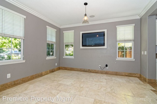 Building Photo - 6233 Village Green Dr