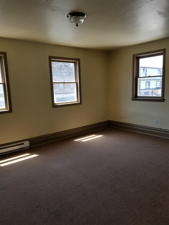 Building Photo - 23 E Ridge St