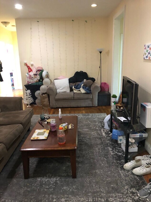 4 BED RIGHT ACROSS FROM BOSTON UNIVERSITY!! AVAIL 9/1 ~ HT/HW INCLUDED - 4 BED RIGHT ACROSS FROM BOSTON UNIVERSITY!! AVAIL 9/1 ~ HT/HW INCLUDED