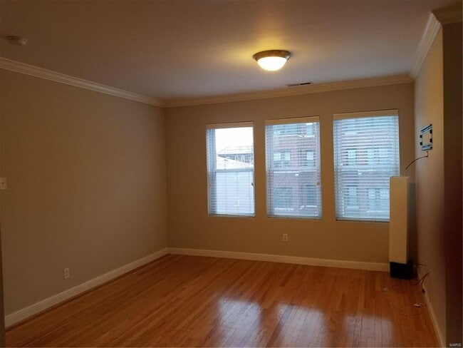 Building Photo - 6318 N Rosebury Ave