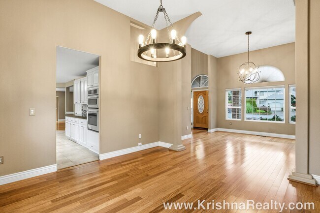Building Photo - Lovely 4 BD | 2.5 BA | 2,470 SF | 3-Car Garage | Cul-de-Sac Lot | Barberton