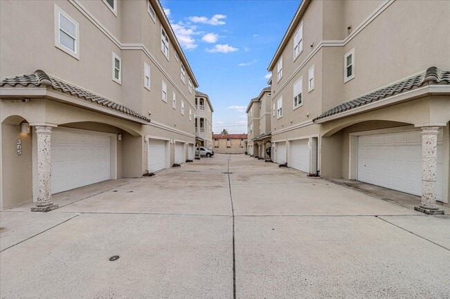 Building Photo - 14910 Leeward Dr