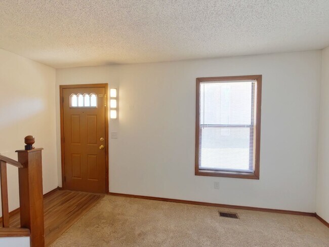 Building Photo - 3233 Illinois Apt 2