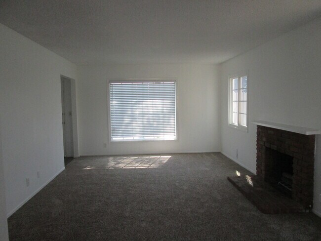 Building Photo - 446 N Paulina Ave