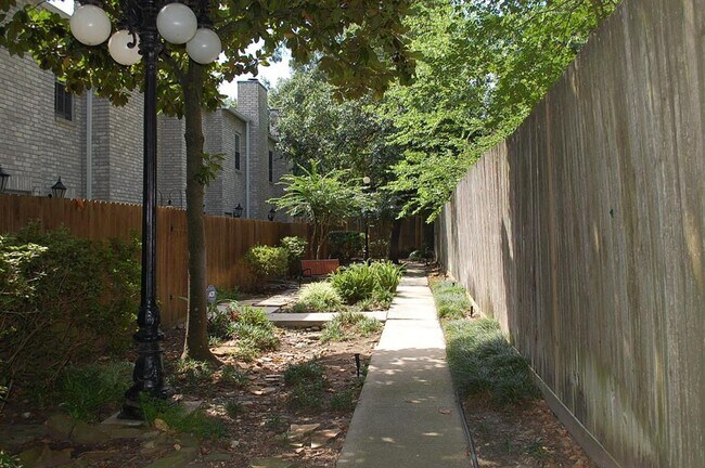 Building Photo - 17607 Red Oak Dr