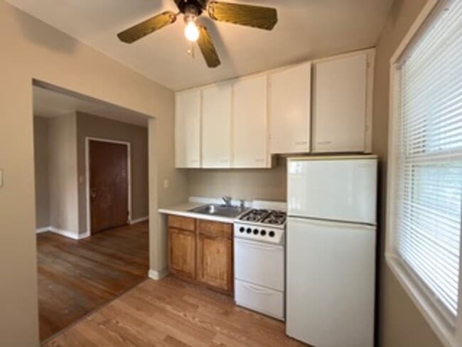 Building Photo - 468 N Herschel St