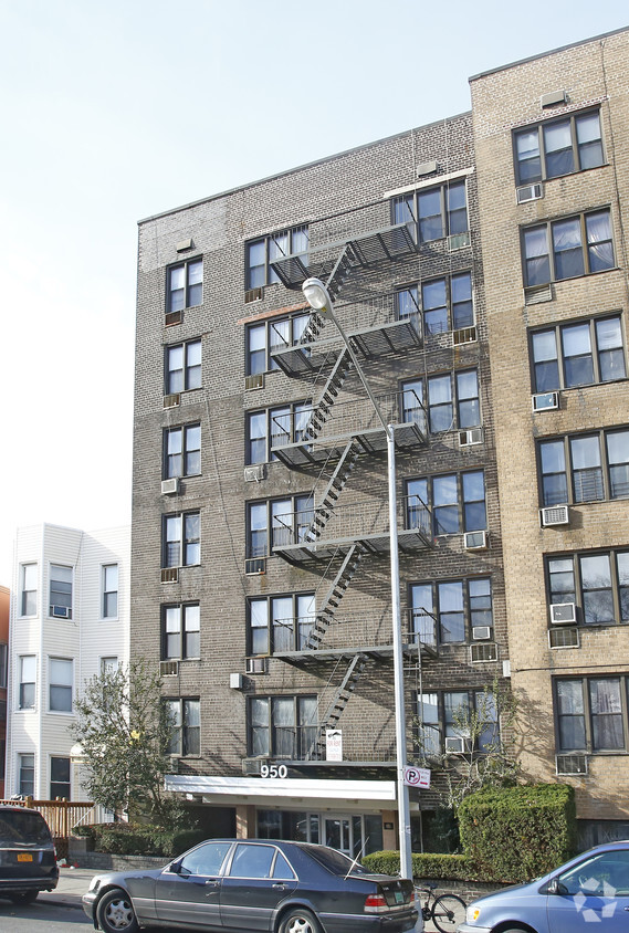 950 E 14th Street - 950 E 14th St