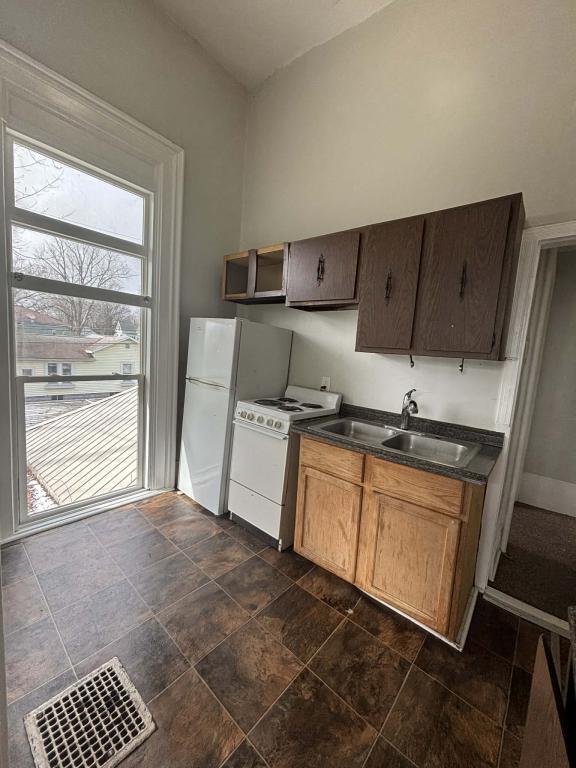 Building Photo - 221 Columbia St