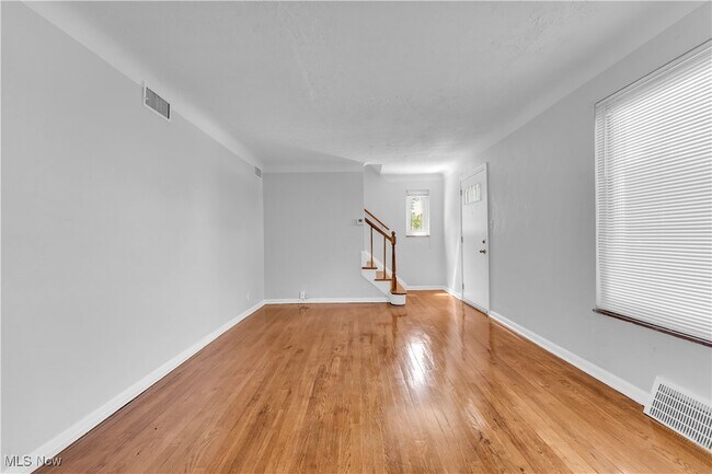 Foto del edificio - 23820 Hartland Rd