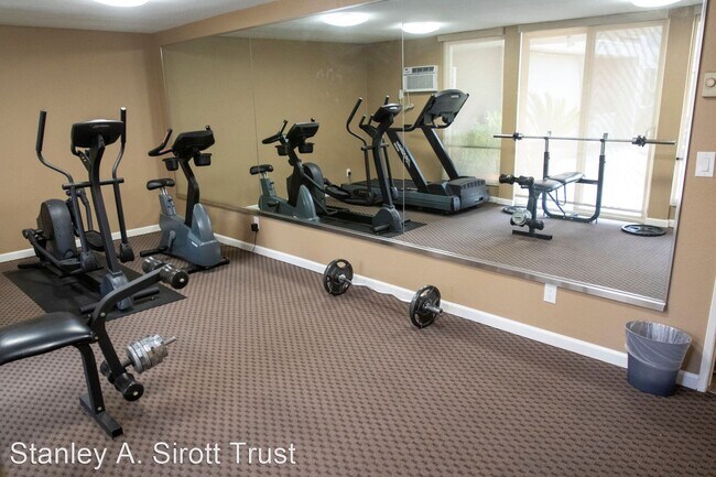 Building Photo - 1 br, 1 bath Apartment - 2330 E. Del Mar B...