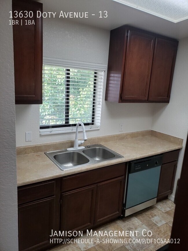 Foto del edificio - 13630 Doty Ave