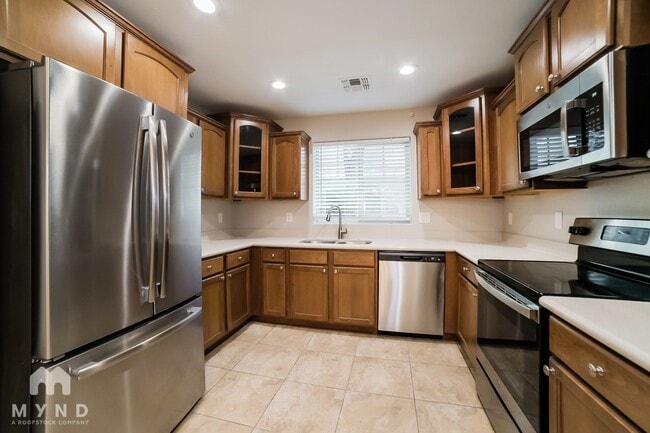 Building Photo - 2566 E Boston St