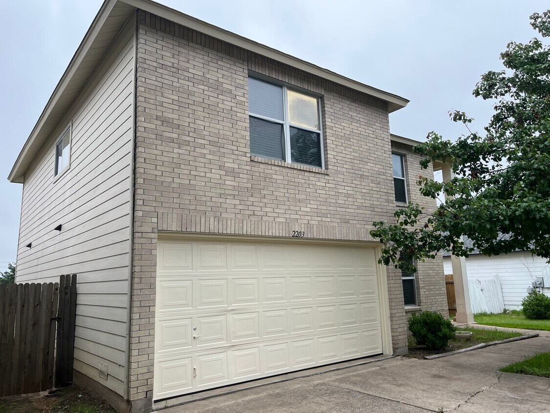 Primary Photo - 2203 Bluebonnet Dr