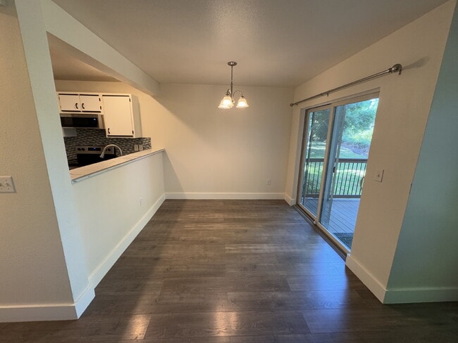 Building Photo - 2 Bedroom Condominium