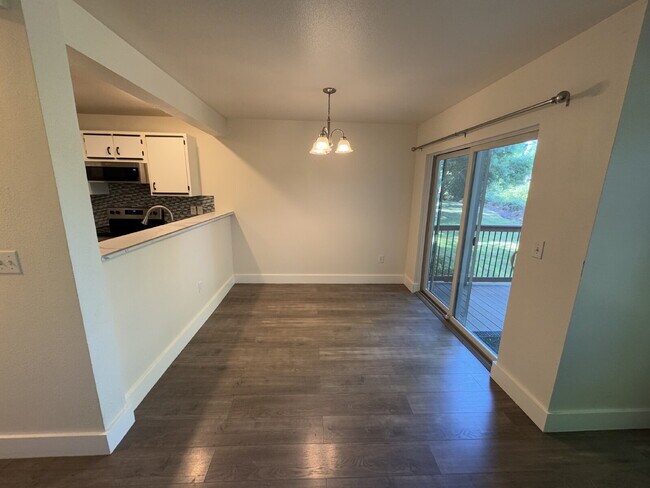 Foto del edificio - **Half Off Third Months Rent** 2 Bedroom Condominium