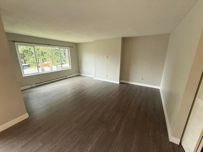 Building Photo - 3677 Country Club Dr
