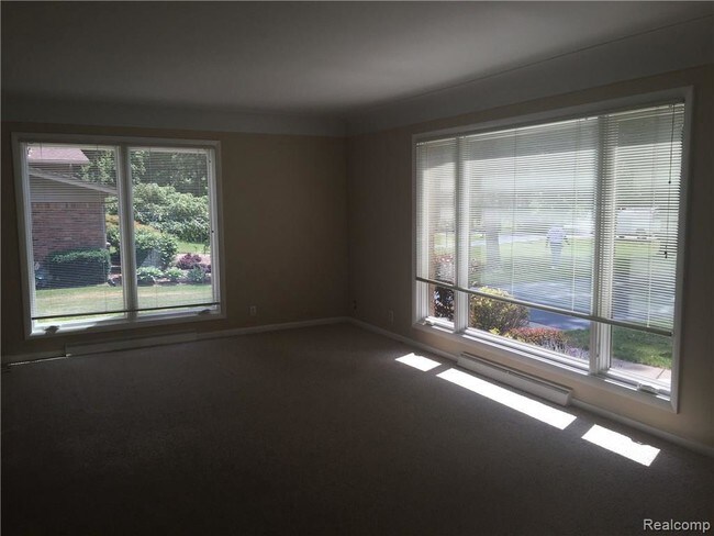 Building Photo - 295 Rochdale Dr S