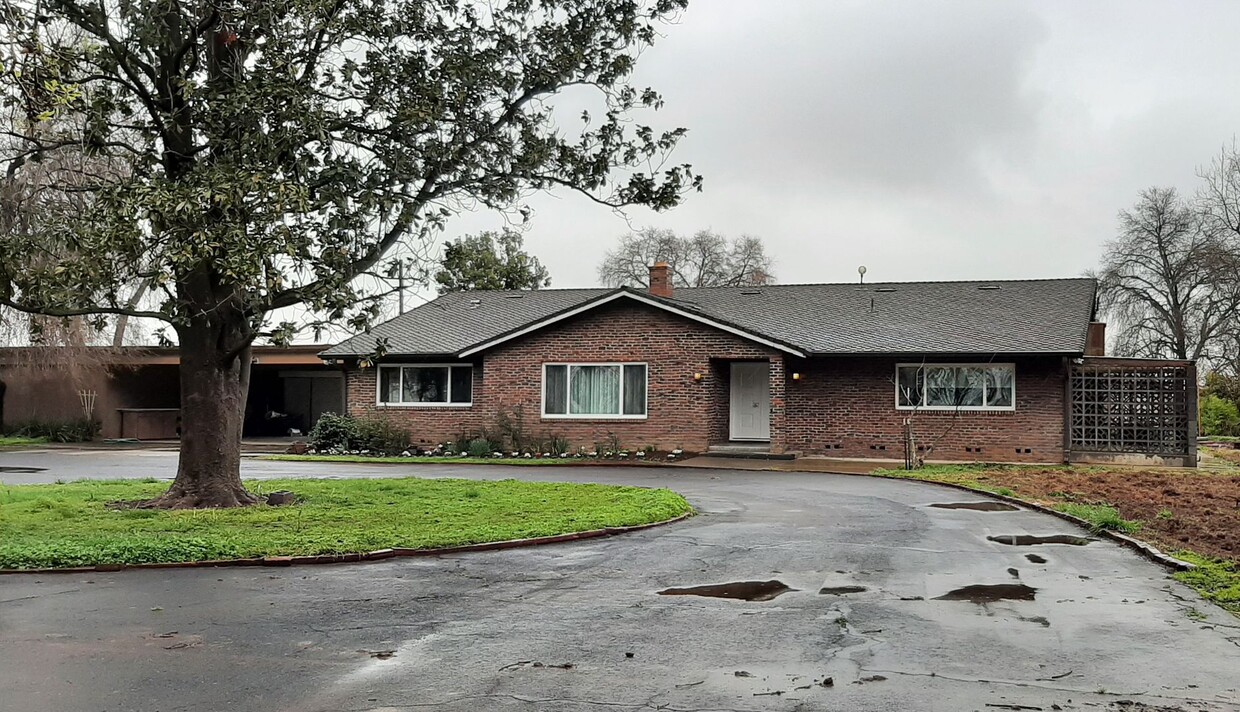 Primary Photo - BEAUTIFUL COUNTRY HOME IN OAKVIEW SCHOOL D...