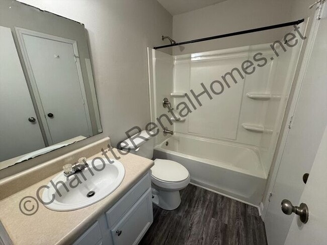 Building Photo - Charming 2 bedroom home in Charlotte! Only...