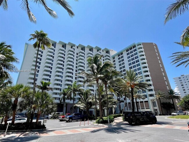 Building Photo - 2899 Collins Ave