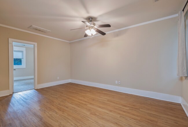 Foto del edificio - Walk to Campus! Downtown Apartment Available!