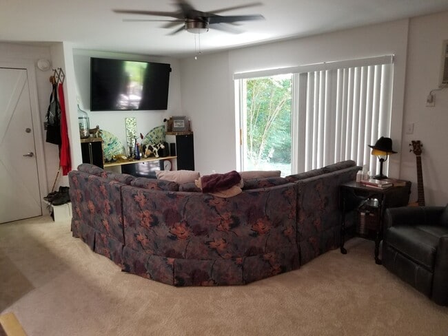Building Photo - Chagrin Falls Condo for rent