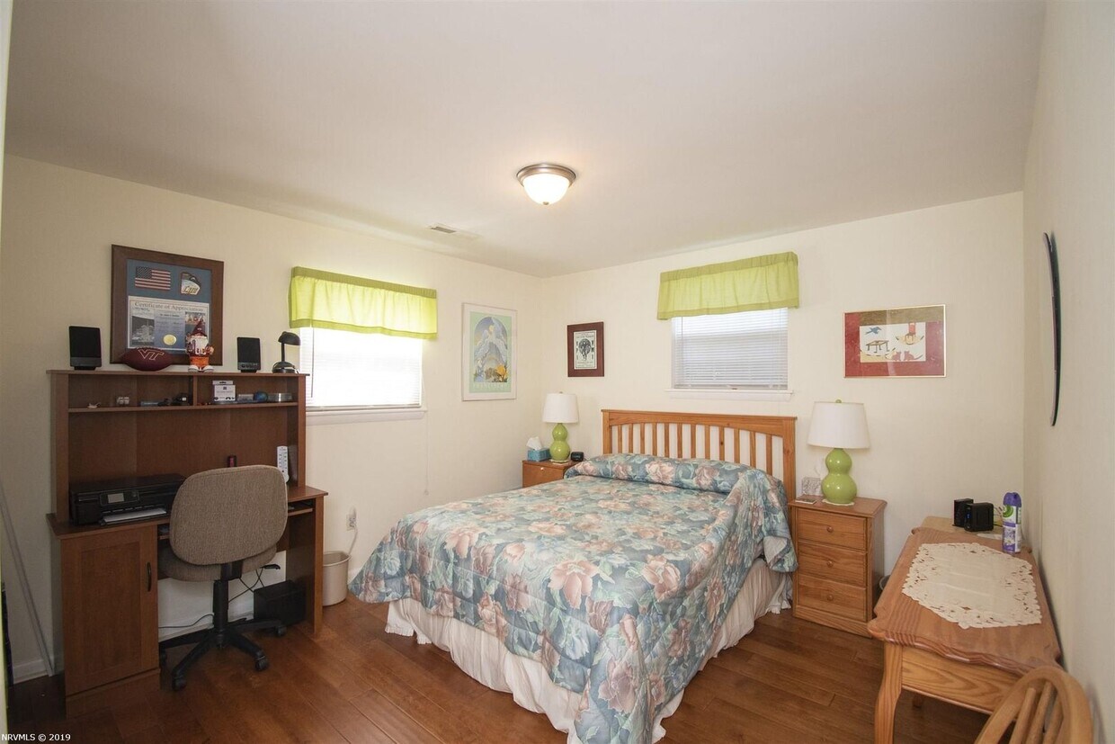 Foto principal - 2 Bed Apartment in Blacksburg With Some Ut...