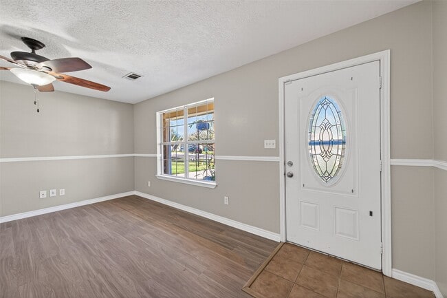 Building Photo - 210 N Shirley Ln