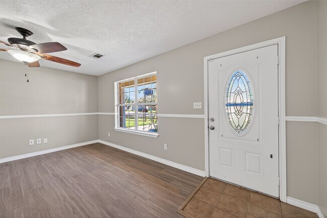 Foto del edificio - 210 N Shirley Ln