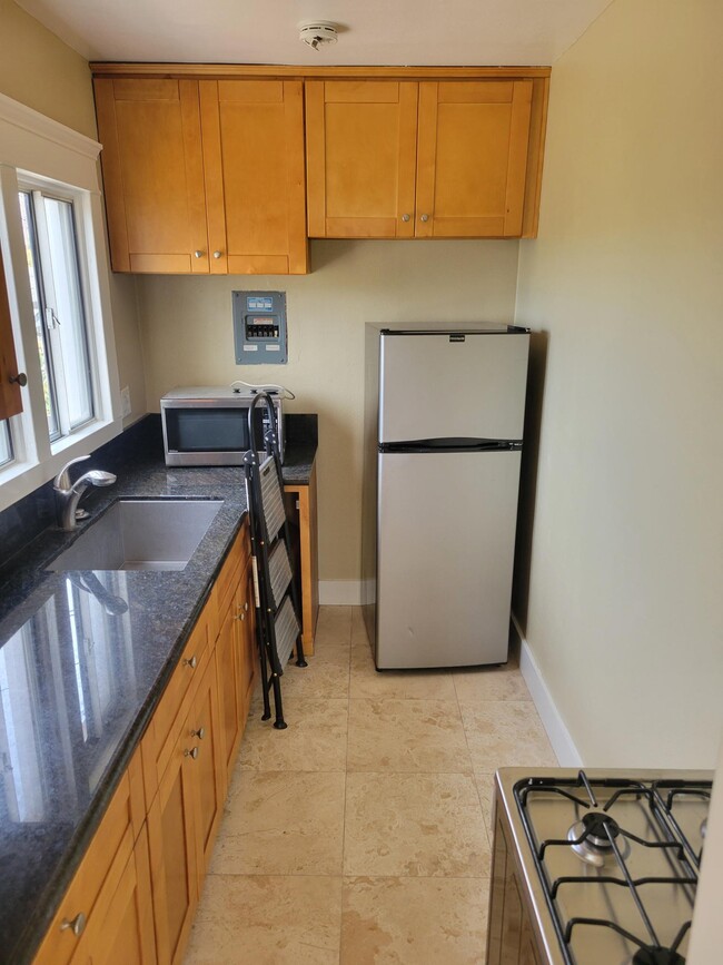 Kitchen. Travertine floors/granite counter tops - 259 Euclid Ave