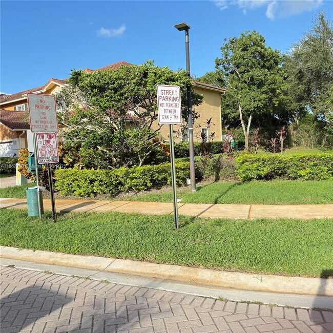 Foto del edificio - 6482 Catalina Ln