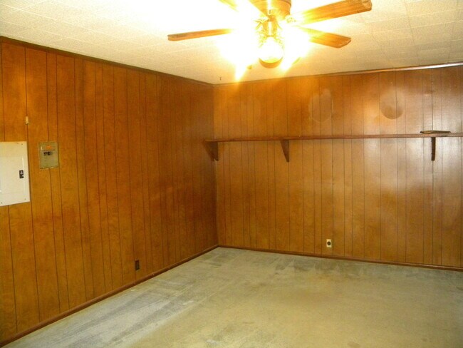 Building Photo - 3 bedroom 1 bath with so many EXTRAS