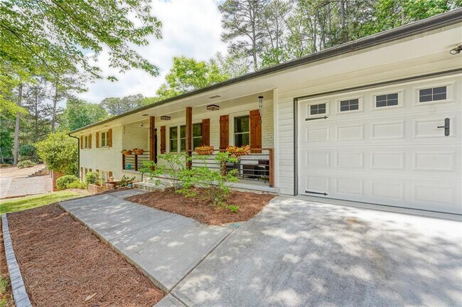 Foto del edificio - 3076 McCully Dr NE