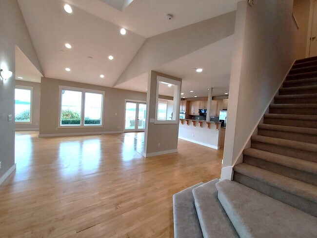 Building Photo - Gorgeous view home overlooking Ruston Pointe!