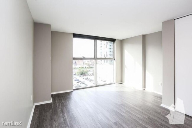 Building Photo - 118 N Desplaines St