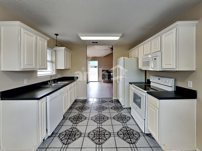 Building Photo - 8432 Odell St