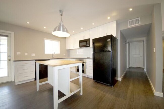 Building Photo - Newly Remodeled Modern 4 Bedroom 2 Bathroom Home!