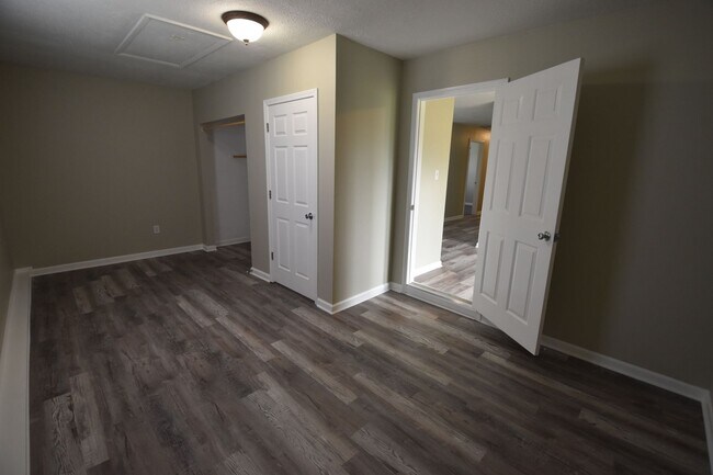 Building Photo - 3 Bedroom, 1 Bath Ranch in Greenfield