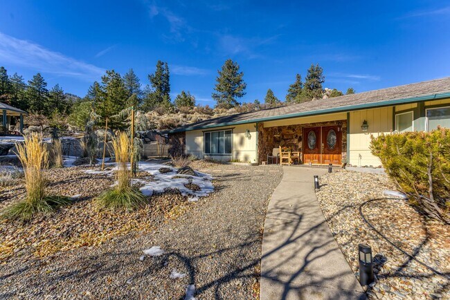 Foto del edificio - FULLY FURNISHED Home in the Mountains