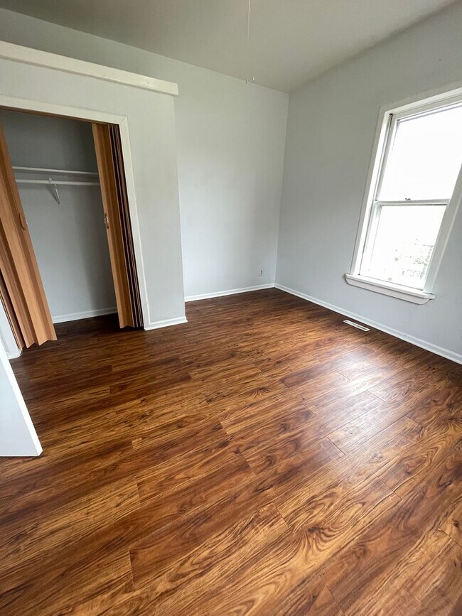Building Photo - Very Cute 2 bedroom 1 bath house North Spr...