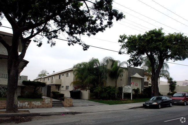 Building Photo - 18 Unit Apts + 1 Non Conforming