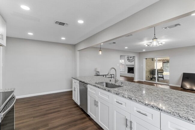 Building Photo - 1521 Oak Creek Dr