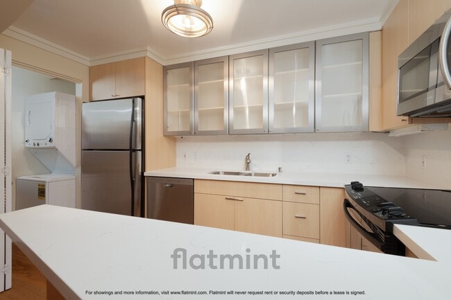 Building Photo - 732 11th Ave E