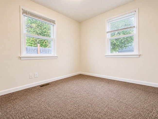 Foto del edificio - ***Coming Soon April 30, 2026***Rare Gonzaga-area 1-bed with yard, garage, and bonus space.