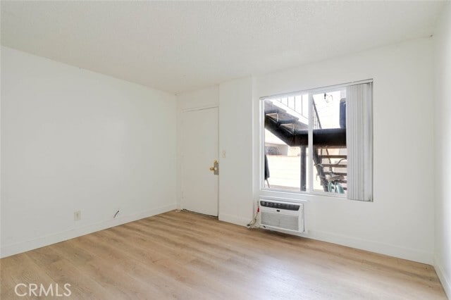 Foto del edificio - 7343 Woodley Ave