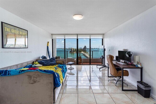 Foto del edificio - 555 NE 15th St